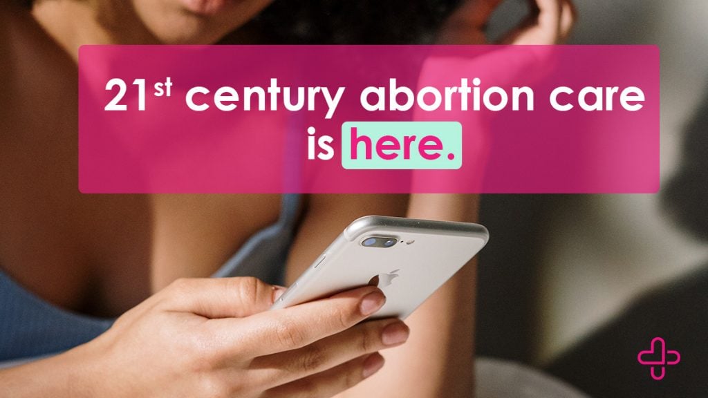 La atención del aborto del siglo XXI está aquí. [imagen de mujer usando un celular]